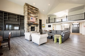 Smart TV, fireplace, DVD player, stereo - Closest House to Yuba Lake! (Levan)