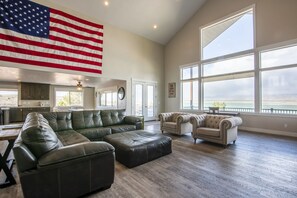 Smart TV, fireplace, DVD player, stereo