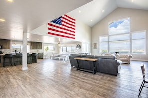 Smart TV, fireplace, DVD player, stereo - Closest House to Yuba Lake! (Levan)