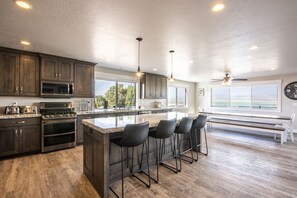 Refrigerador, microondas, horno, placa de cocina