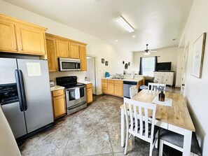 Fridge, microwave, oven, stovetop - Chateau 17, spacious townhouse in Tickfaw, LA (Tickfaw)