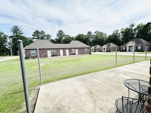 Property grounds - Chateau 17, spacious townhouse in Tickfaw, LA (Tickfaw)