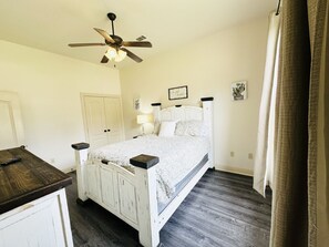 2 bedrooms, desk, iron/ironing board, travel cot - Chateau 17, spacious townhouse in Tickfaw, LA (Tickfaw)