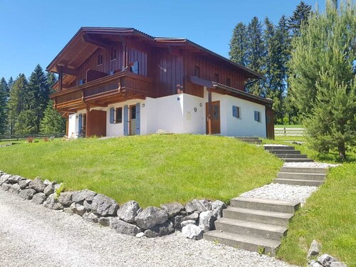 Schönes gemütliches und komfortables Ferienhaus am Lechsee direkt am Waldrand