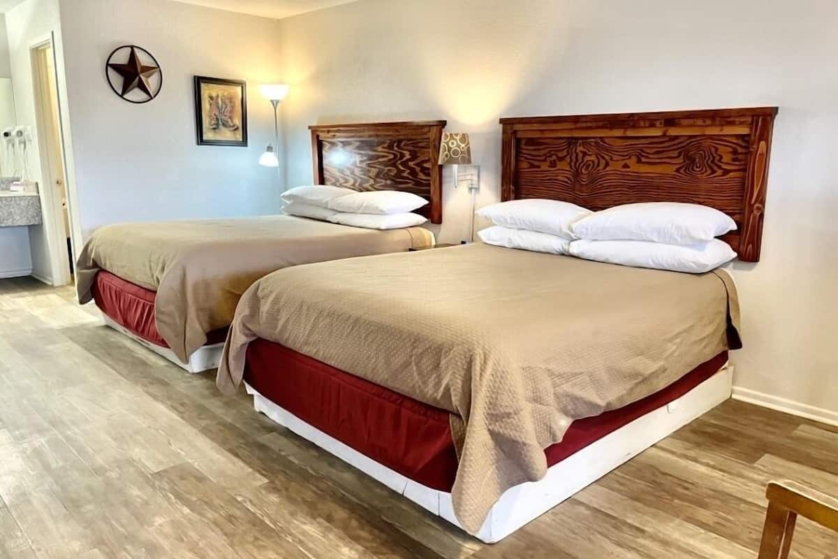 Habitación doble clásica | Ropa de cama de alta calidad y escritorio