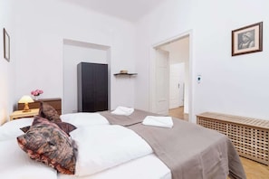 3 habitaciones, escritorio, tabla de planchar con plancha y wifi 