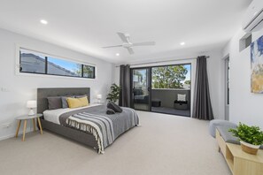 4 bedrooms, desk, iron/ironing board, free WiFi
