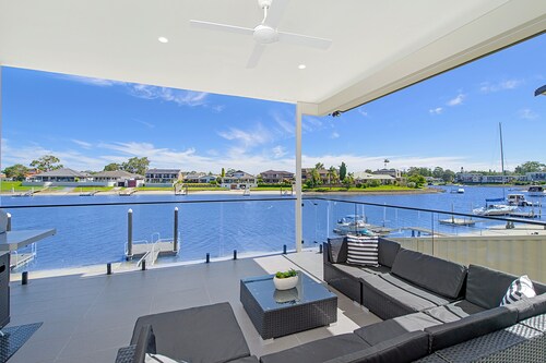 Reflections - BEAUTIFUL 4 BEDROOM CANAL WATERFRONT HOME