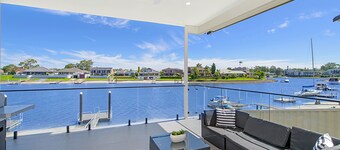 Reflections - BEAUTIFUL 4 BEDROOM CANAL WATERFRONT HOME