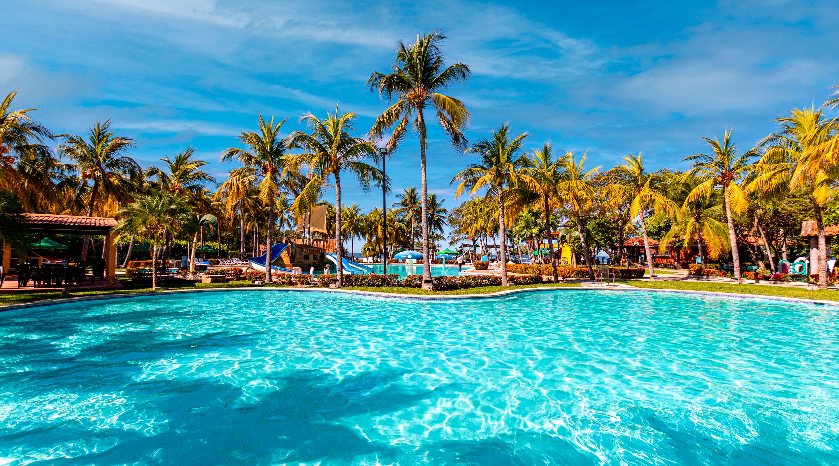 3 utomhuspooler med öppettider 07.00 till 08.00, och solstolar