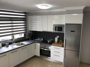 Een koelkast, een microgolfoven, een oven, een kookplaat