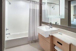 A modern bathroom with a bathtub, a sink, and a mirror. - SpringHill Suites by Marriott Atlanta Northwest (Atlanta)