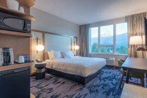 Desk, laptop workspace, blackout curtains, soundproofing - Fairfield Inn & Suites by Marriott Revelstoke (Revelstoke)