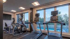 Ein Fitnessstudio mit Laufbändern, Ergometer und Crosstrainern.