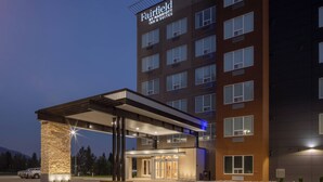 Ein mehrgeschossiges Fairfield by Marriott Hotel mit auffälligem Eingang und überdachtem Außenbereich.