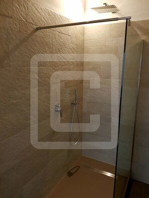 Chuveiro, secador de cabelo, bidê, toalhas de banho