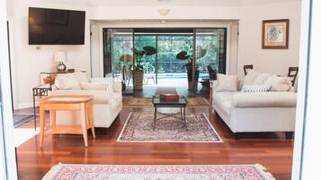 Smart TV, books, stereo