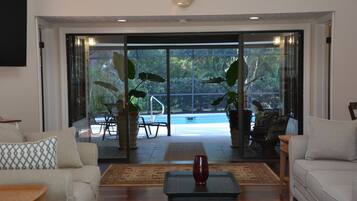 Smart TV, books, stereo