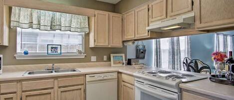 Réfrigérateur, four à micro-ondes, un four, surface de cuisson