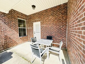 Outdoor dining - Villa 2, spacious townhouse in Tickfaw, LA (Tickfaw)