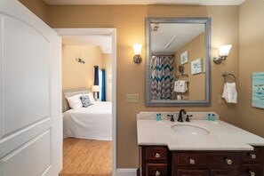 Combined shower/bathtub, hair dryer, towels