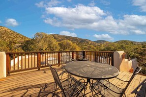 Outdoor dining - Foothills Retreat- Patios| Rooftop Deck|Quiet|2BR (Santa Fe)