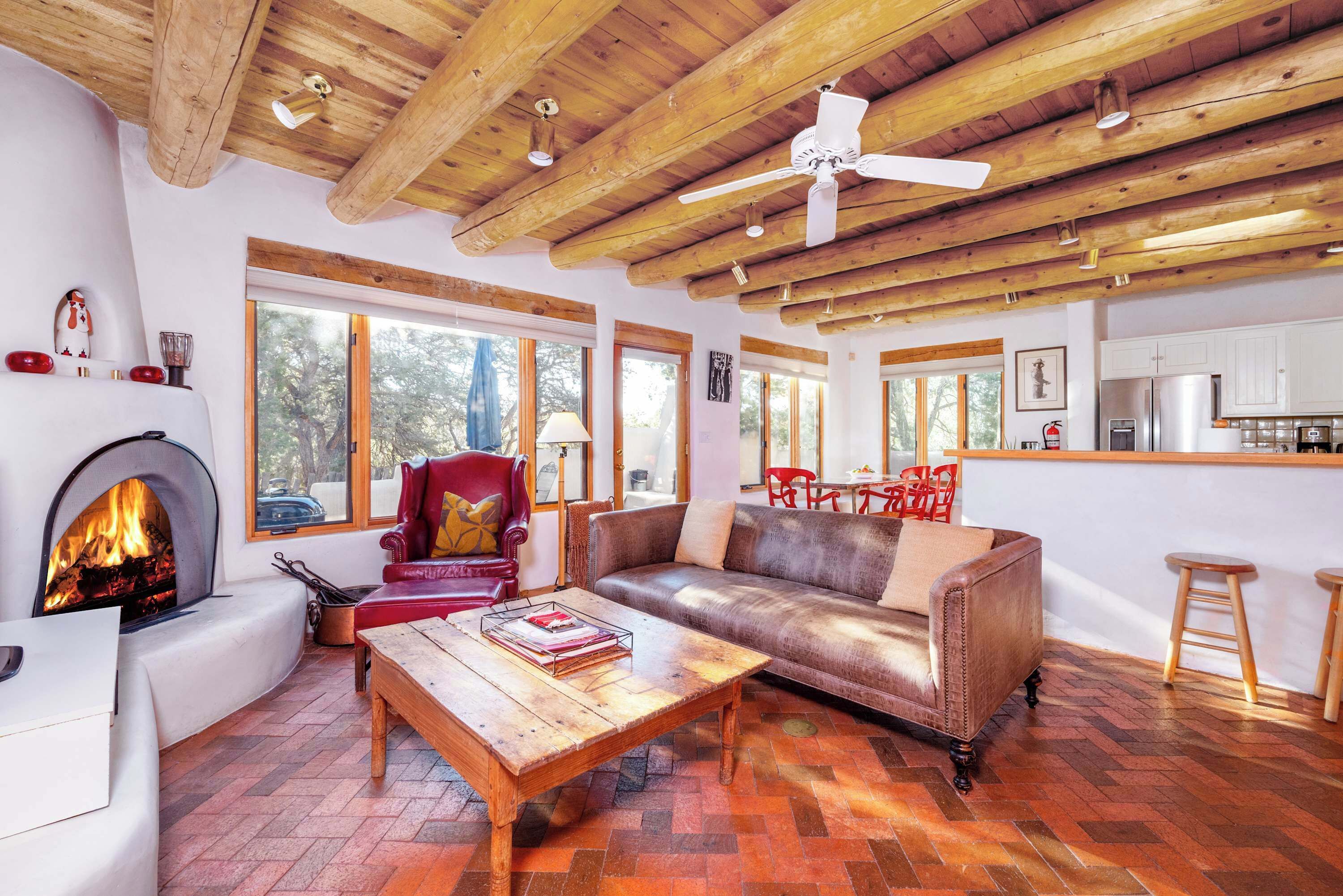 Televisor, llar de foc, reproductor de DVD i oficines 