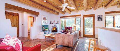 Televisión, chimenea, reproductor de DVD y oficina