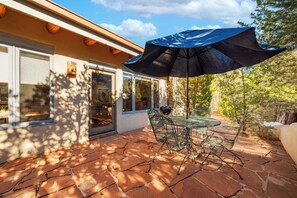 Outdoor dining - Foothills Retreat- Patios| Rooftop Deck|Quiet|2BR (Santa Fe)