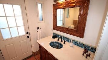 Regadera, secadora de cabello, toallas