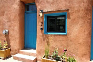 Exterior detail - Closson Getaway- Courtyard | Railyard and Plaza (Santa Fe)