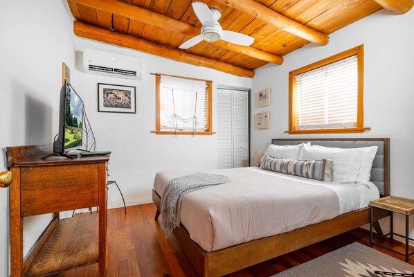 1 bedroom, iron/ironing board, travel cot, WiFi - Galisteo Getaway- Courtyard | Near Railyard | 1BR (Santa Fe)