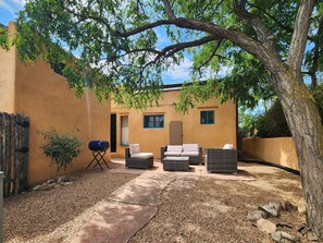Terrace/patio - Closson Casita- Patio & Fire Pit |Near Plaza | 1BR (Santa Fe)