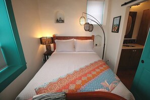 Tabla de planchar con plancha, cuna de viaje, wifi y ropa de cama