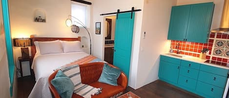 Een strijkplank/strijkijzer, reisbedje, wifi, beddengoed