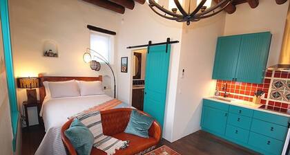 Closson Studio- Stylish | Near Plaza | Queen bed