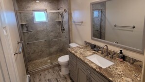A modern bathroom with a shower, toilet, sink, and vanity. - Great location, 10 min downtown Denver. 15 to Red Rocks. Regis university 5 min  (Mountain View)
