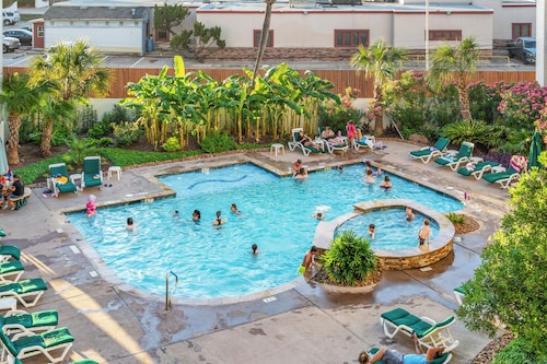 Beachfront 1-bedroom condo Sleeps 6 on Galveston Seawall