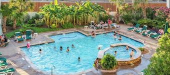 Beachfront 1-bedroom condo Sleeps 6 on Galveston Seawall