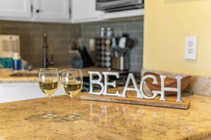 Bar (on property) - Beachfront 1-bedroom condo Sleeps 6 on Galveston Seawall (Galveston)