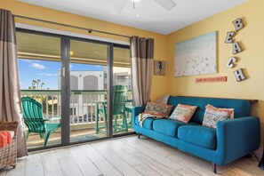 Smart TV, DVD player, books - Beachfront 1-bedroom condo Sleeps 6 on Galveston Seawall (Galveston)