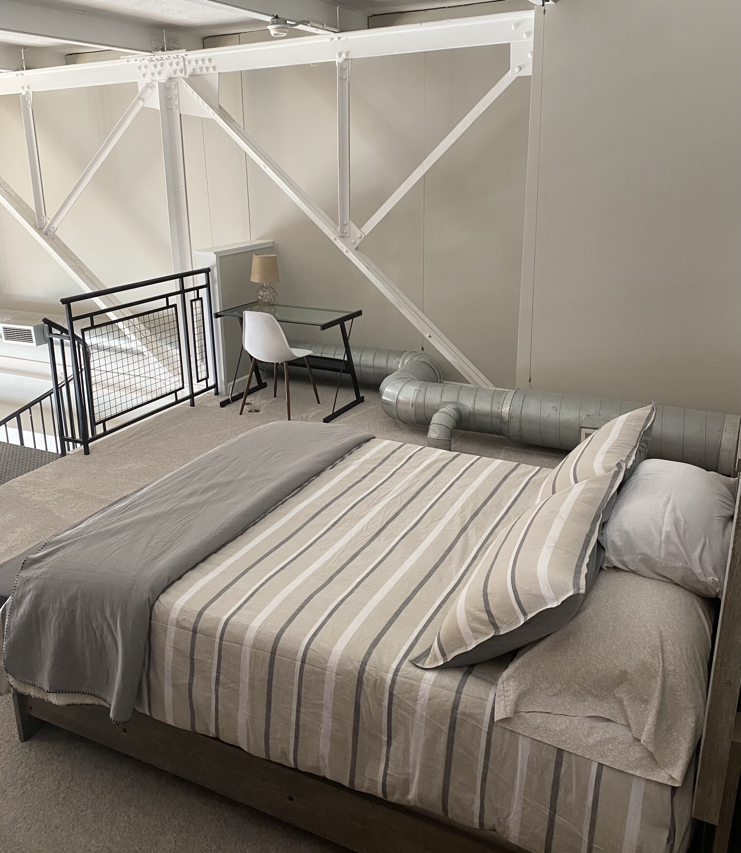 Une chambre à coucher avec un lit, un bureau et une chaise.