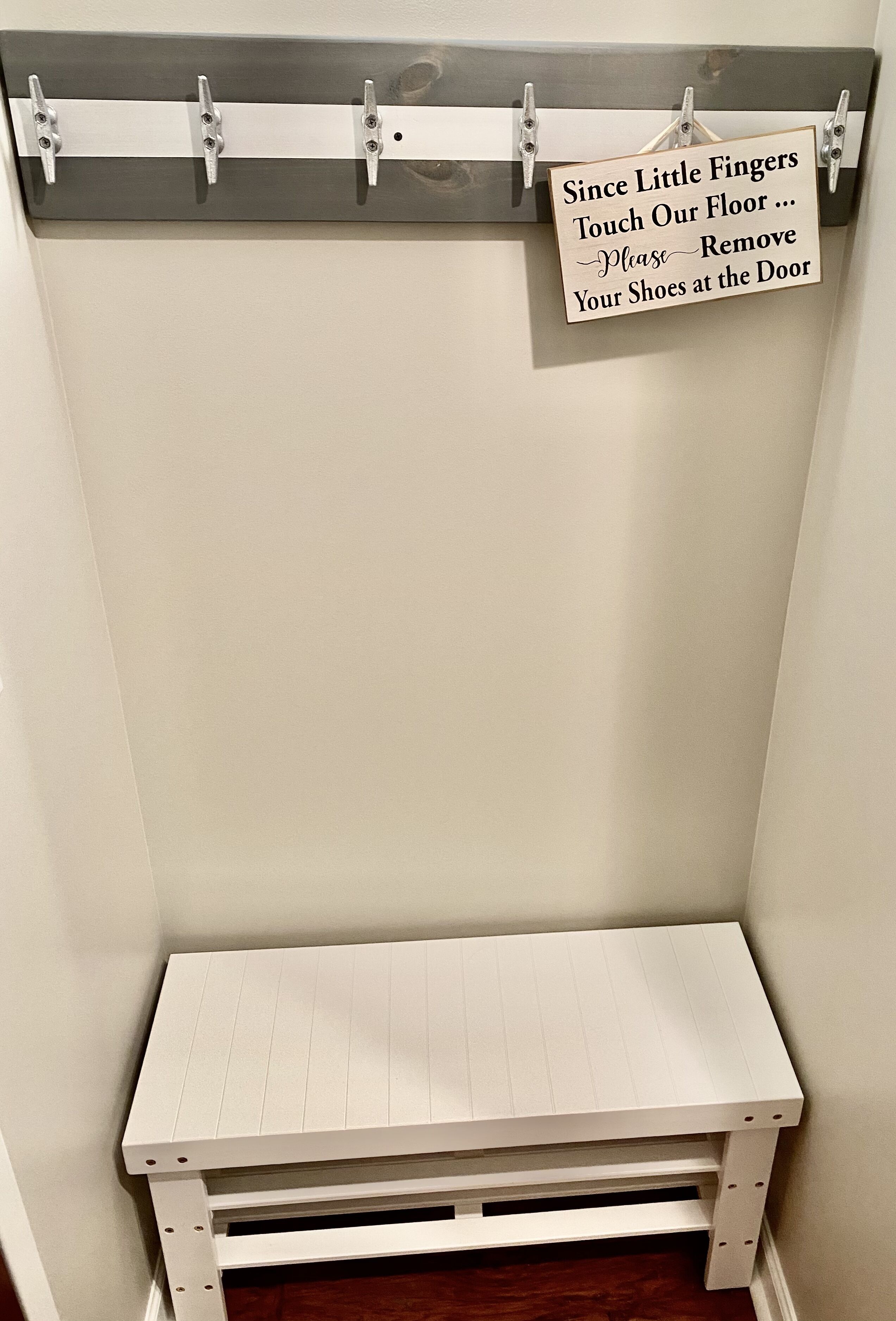 Un banco blanco con un cartel encima.