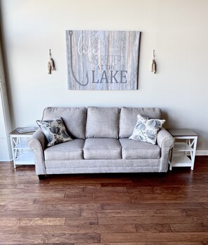 TV connectée, lecteur de DVD, table de tennis de table, livres