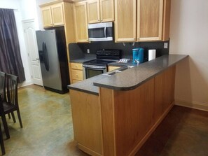 ثلاجة، ميكروويف، فرن، موقد طهي مسطح