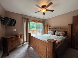 5 bedrooms, WiFi, bed sheets - Warm Secluded Adirondack Chalet with Game Room and Bar/Lounge (Warrensburg)
