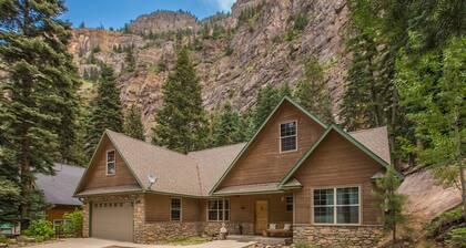 Close to Downtown - Two Ensuite Bedrooms - Private Back Deck Area - Sleeps 8