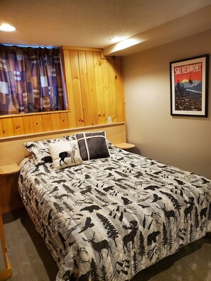 5 bedrooms, desk, iron/ironing board, travel crib