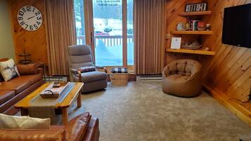 Älytelevisio, takka, kirjoja, tietokoneen näyttö