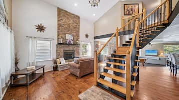 Télévision, cheminée, chaîne hi-fi